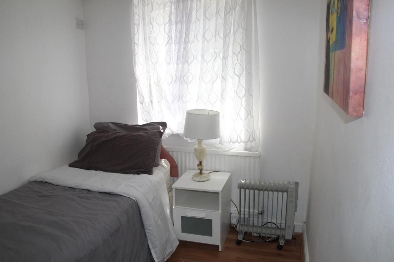Grey Double Bedroom London Exterior photo