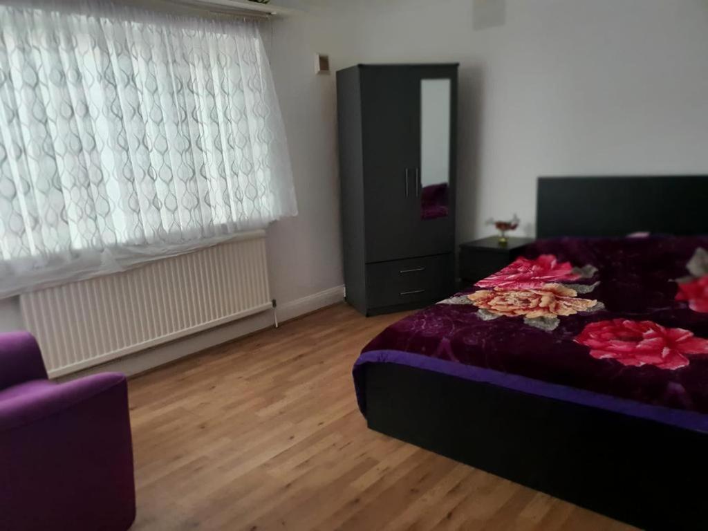 Grey Double Bedroom London Exterior photo
