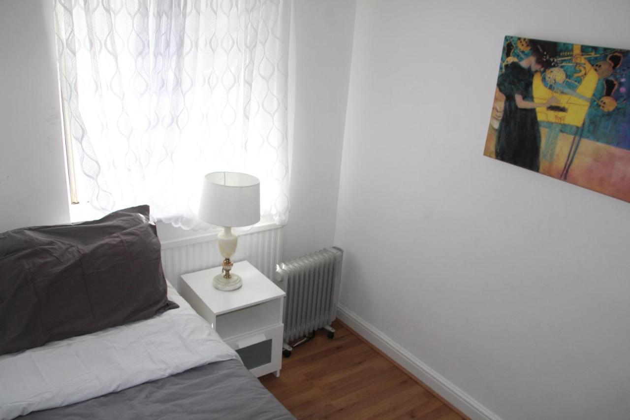 Grey Double Bedroom London Exterior photo